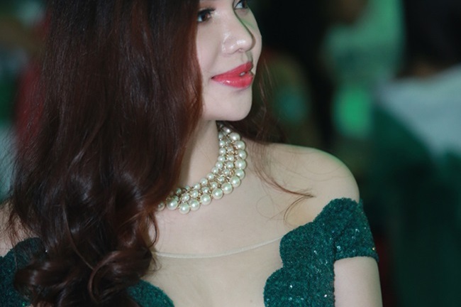 Hoa hậu Đông Nam Á Diệu Hân váy xẻ xuyên thấu táo bạo